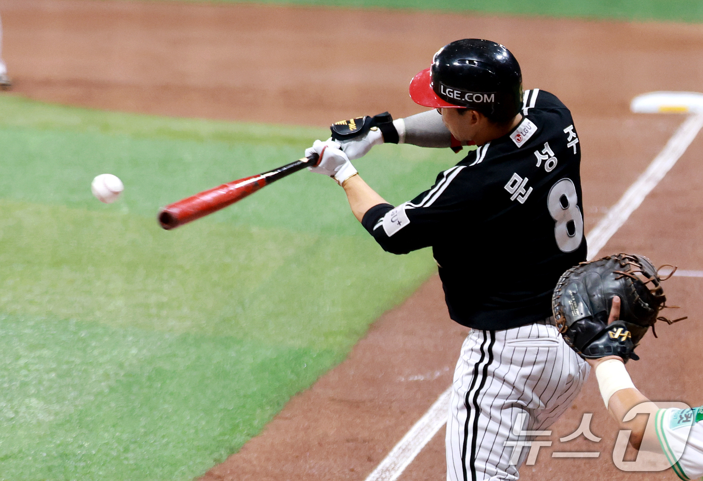 (서울=뉴스1) 이호윤 기자 = 2일 서울 구로구 고척스카이돔에서 열린 '2026 신한은행 SOL KBO리그' LG 트윈스와 키움 히어로즈의 경기, 1회초 1사 2루 상황에서 LG …
