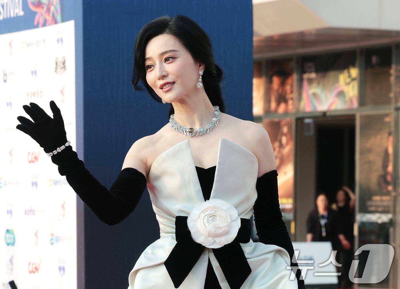 본문 이미지 - 배우 판빙빙이 2일 오후 경기도 부천시청에서 열린 제30회 부천국제판타스틱영화제 참석해 레드카펫을 밟고 있다. ⓒ 뉴스1 권현진 기자