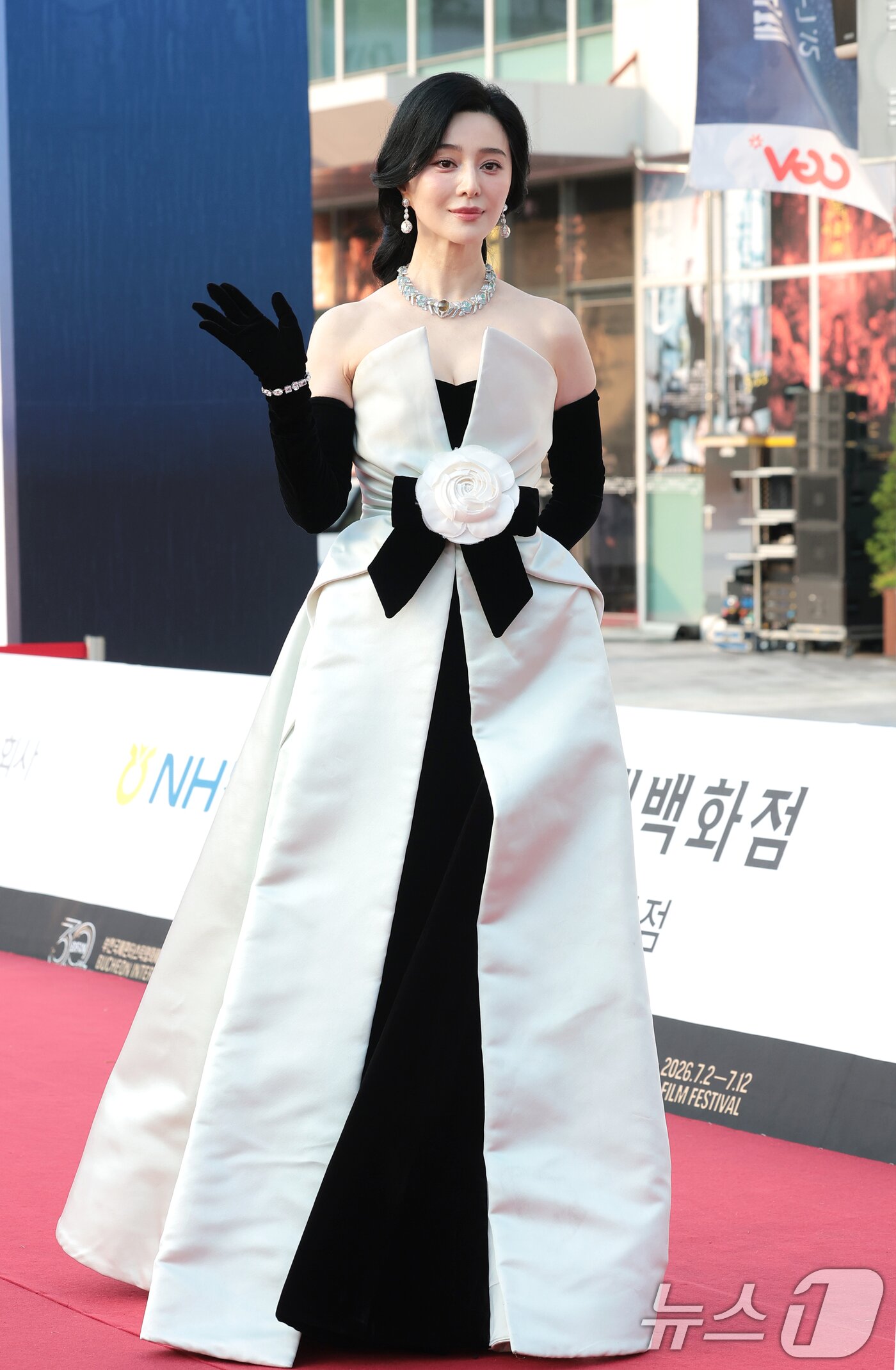 본문 이미지 - 배우 판빙빙이 2일 오후 경기도 부천시청에서 열린 제30회 부천국제판타스틱영화제 참석해 손을 흔들고 있다. ⓒ 뉴스1 권현진 기자