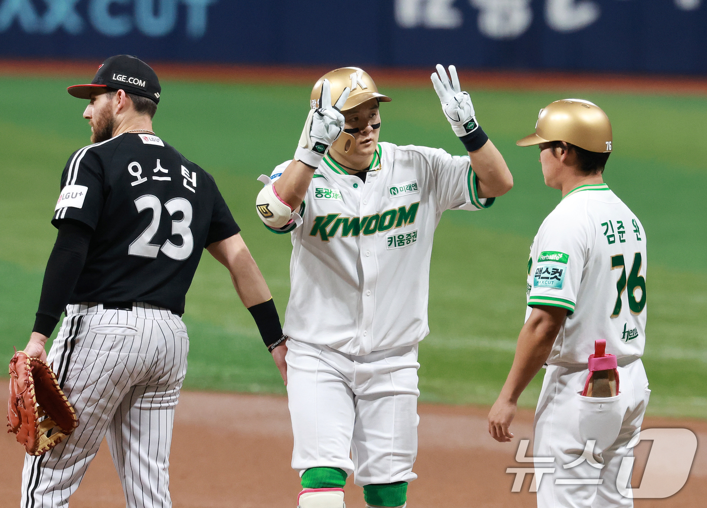 (서울=뉴스1) 이호윤 기자 = 2일 서울 구로구 고척스카이돔에서 열린 '2026 신한은행 SOL KBO리그' LG 트윈스와 키움 히어로즈의 경기, 1회말 2사 1루 상황에서 키움 …