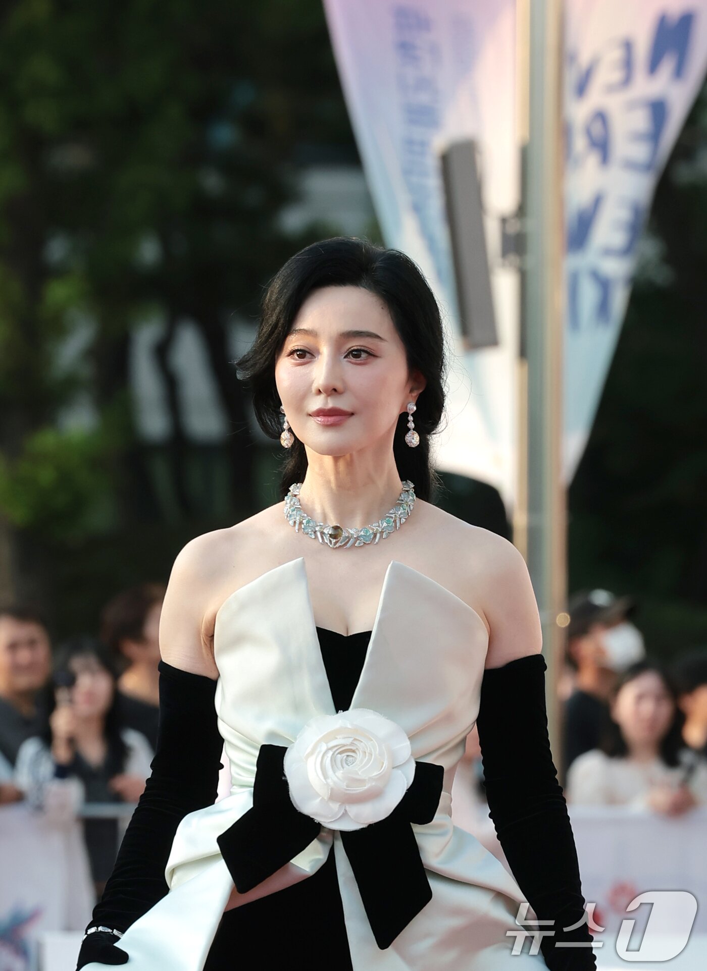 본문 이미지 - 배우 판빙빙이 2일 오후 경기도 부천시청에서 열린 제30회 부천국제판타스틱영화제 참석해 레드카펫을 밟고 있다. ⓒ 뉴스1 권현진 기자