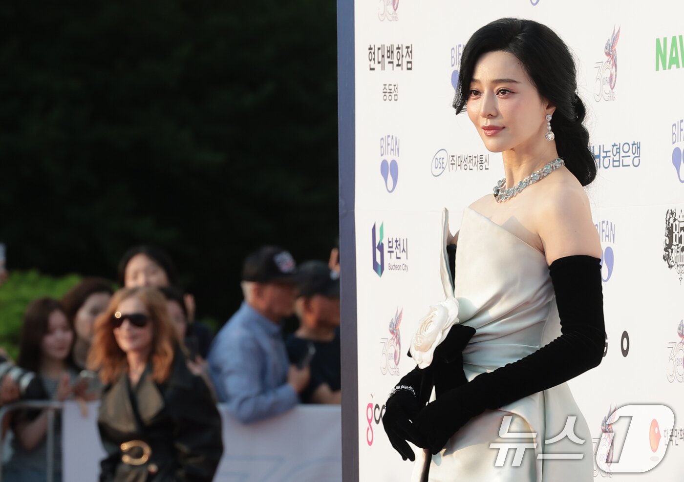 본문 이미지 - 배우 판빙빙이 2일 오후 경기도 부천시청에서 열린 제30회 부천국제판타스틱영화제 참석해 포즈를 취하고 있다. 왼쪽으로는 프랑스 유명 배우 이자벨 위페르가 그의 포토타임을 바라보고 있다. ⓒ 뉴스1 권현진 기자