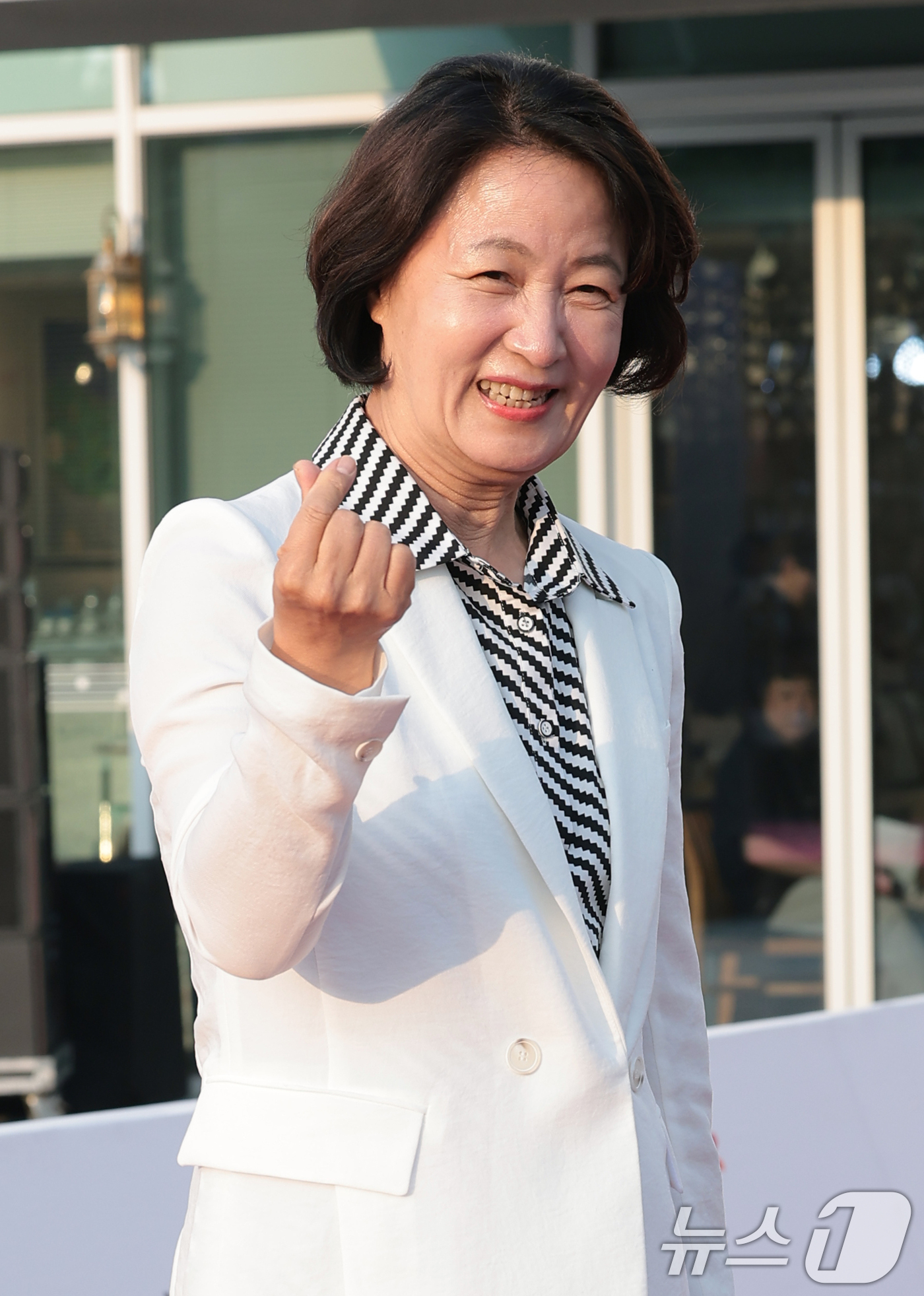 (부천=뉴스1) 권현진 기자 = 추미애 경기지사가 2일 오후 경기도 부천시청에서 열린 제30회 부천국제판타스틱영화제 참석해 하트를 그리고 있다. 2026.7.2/뉴스1