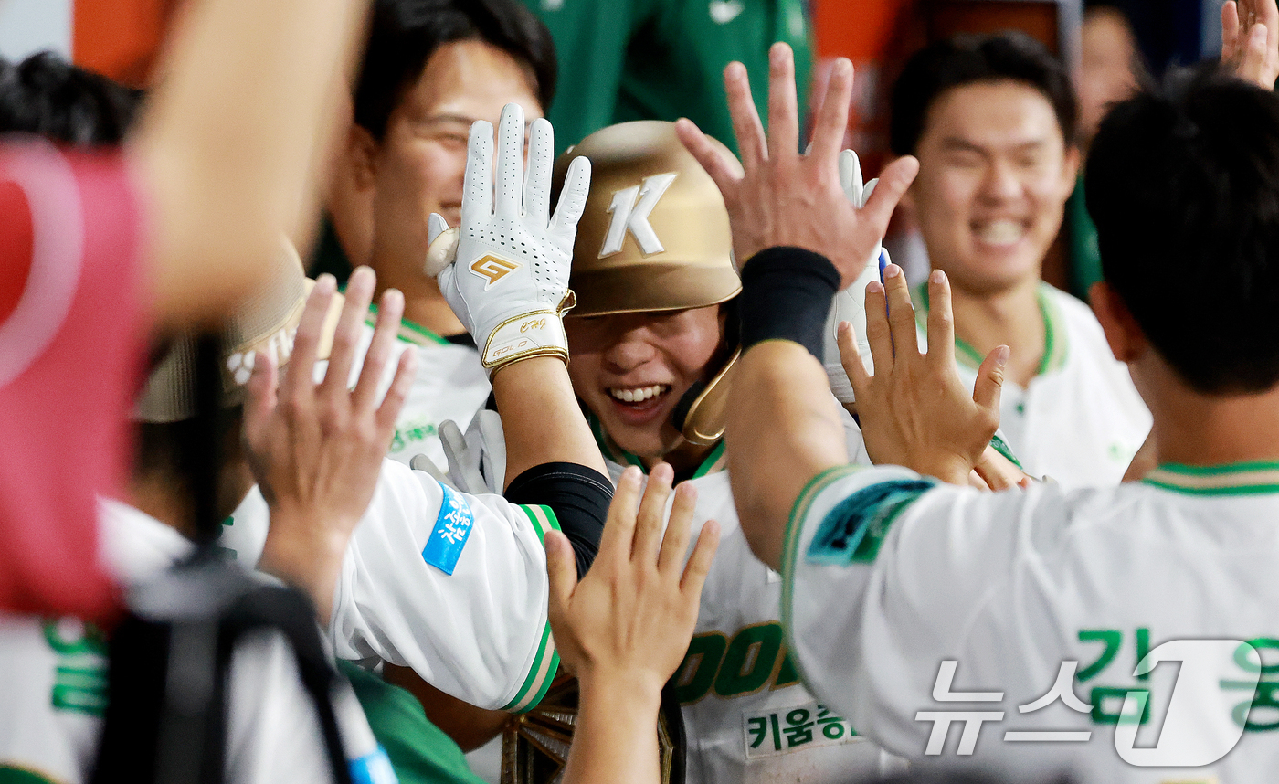 (서울=뉴스1) 이호윤 기자 = 2일 서울 구로구 고척스카이돔에서 열린 '2026 신한은행 SOL KBO리그' LG 트윈스와 키움 히어로즈의 경기, 4회말 키움 여동욱이 선두타자로 …