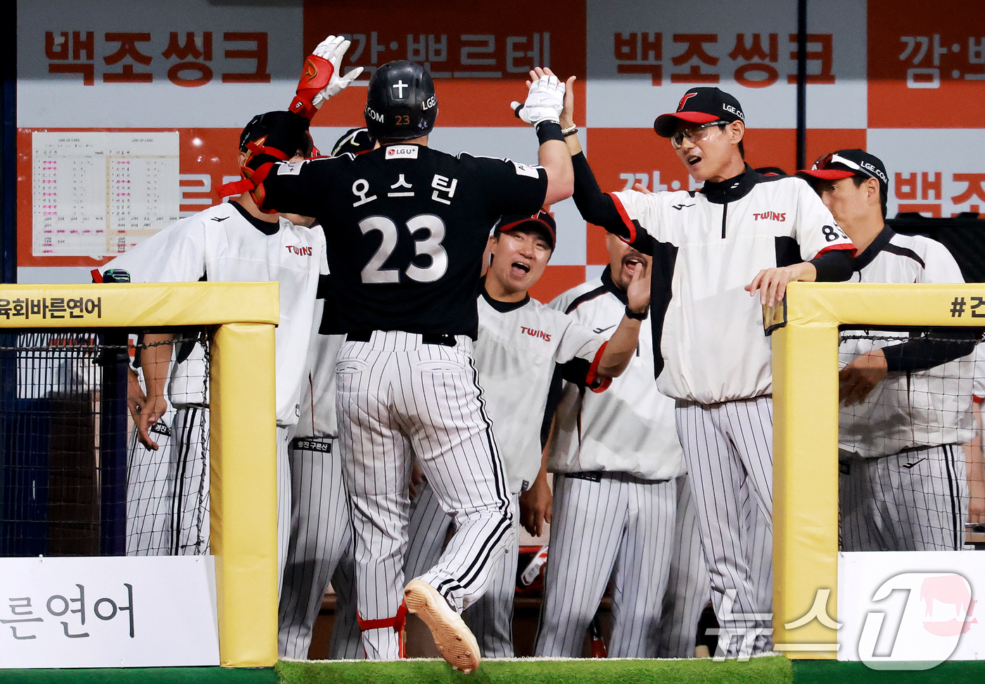 (서울=뉴스1) 이호윤 기자 = 2일 서울 구로구 고척스카이돔에서 열린 '2026 신한은행 SOL KBO리그' LG 트윈스와 키움 히어로즈의 경기, 5회초 1사 상황에서 LG 오스 …