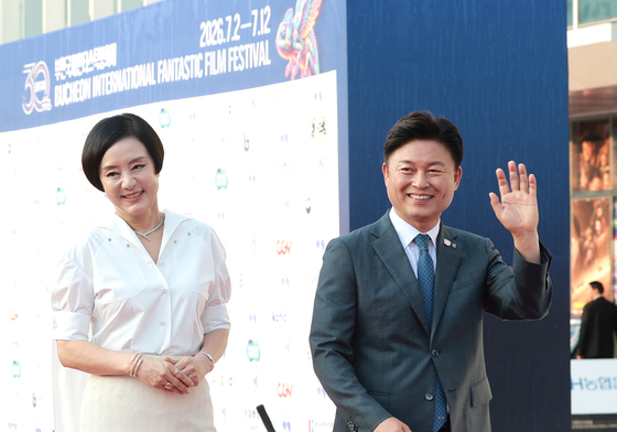레드카펫 밟는 장미희·조용익 조직위원장