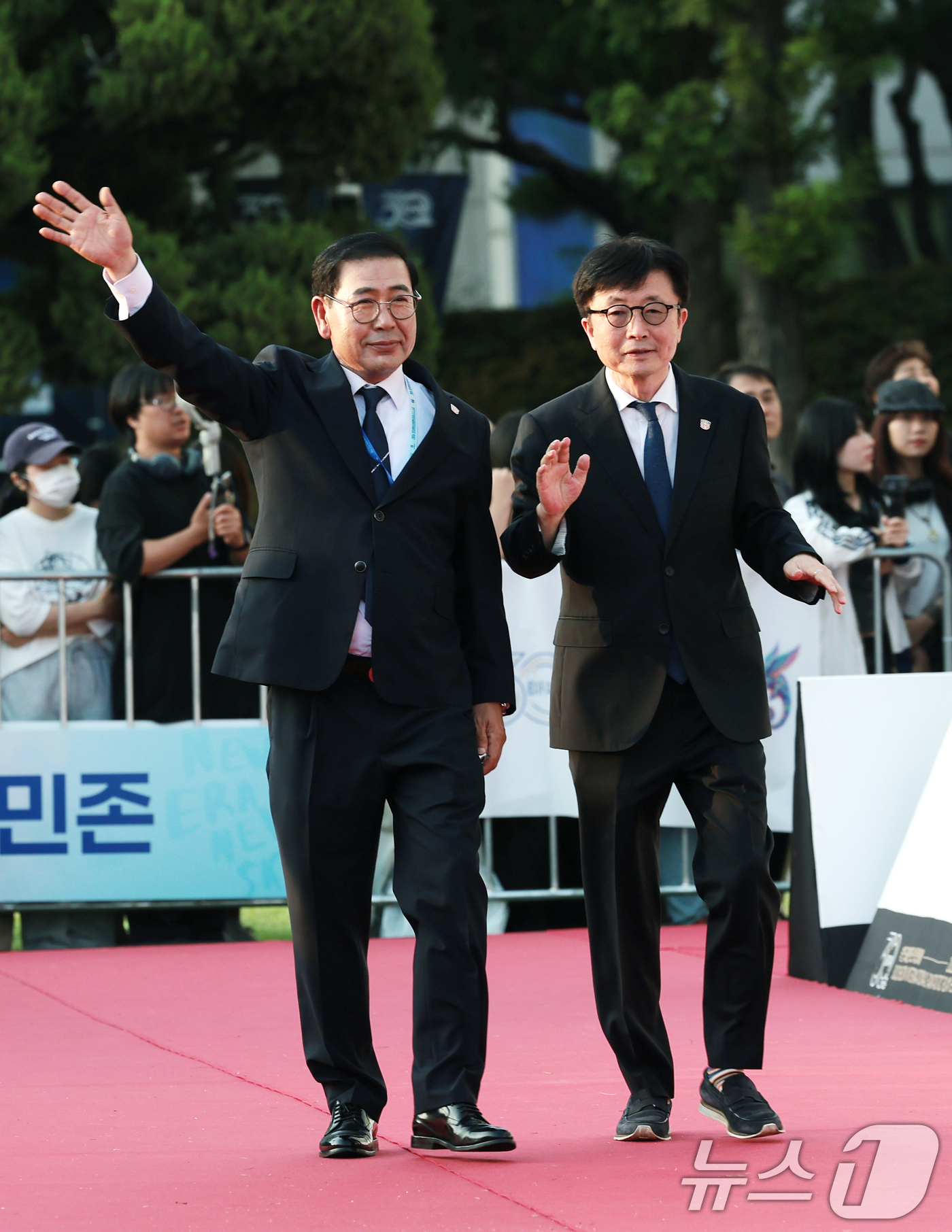 (부천=뉴스1) 권현진 기자 = 신철 집행위원장과 정대성 후원회장(왼쪽)이 2일 오후 경기도 부천시청에서 열린 제30회 부천국제판타스틱영화제 참석해 레드카펫을 밟고 있다. 2026 …