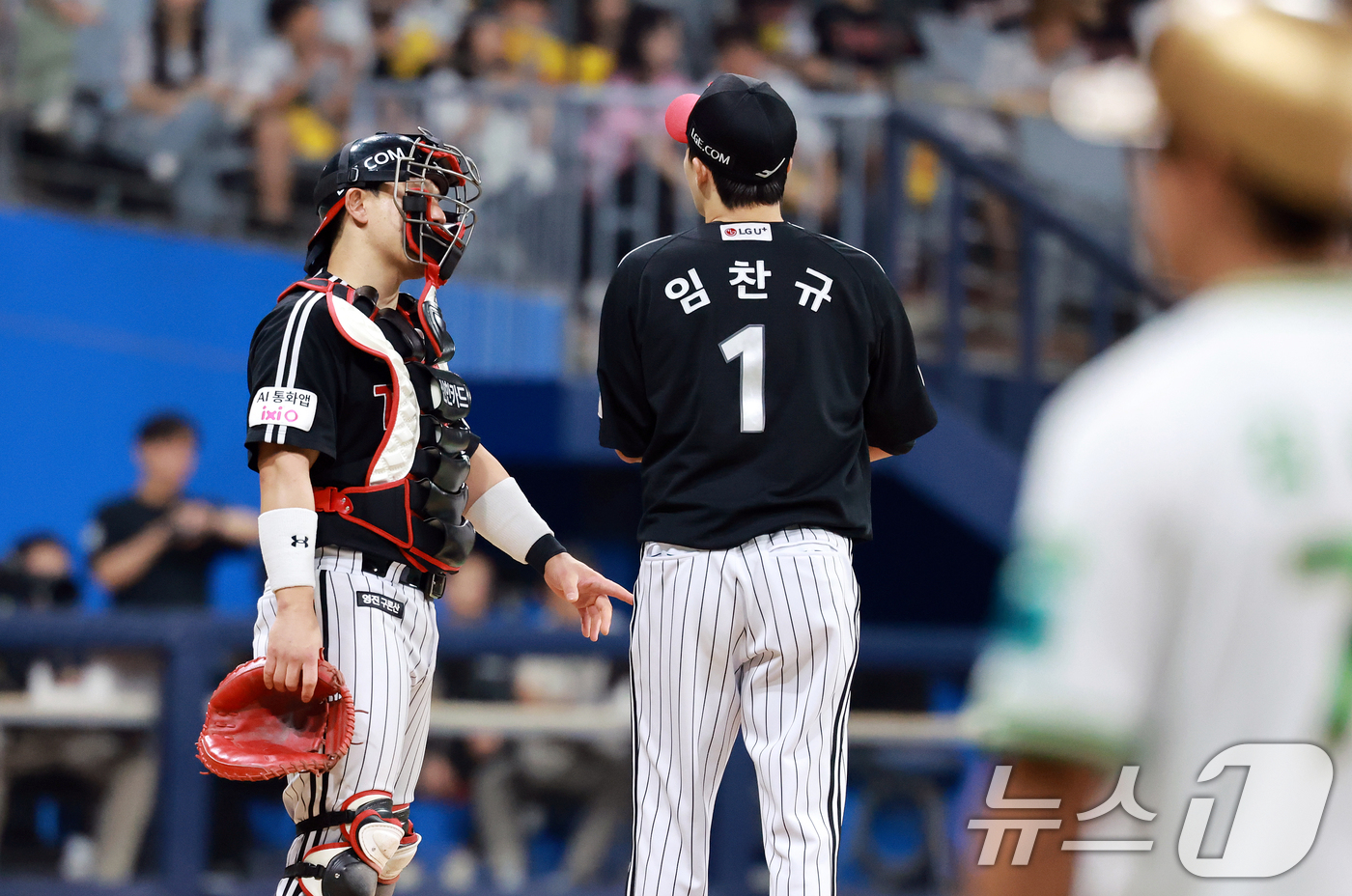 (서울=뉴스1) 이호윤 기자 = 2일 서울 구로구 고척스카이돔에서 열린 '2026 신한은행 SOL KBO리그' LG 트윈스와 키움 히어로즈의 경기, 5회말 무사 1루 상황에서 LG …