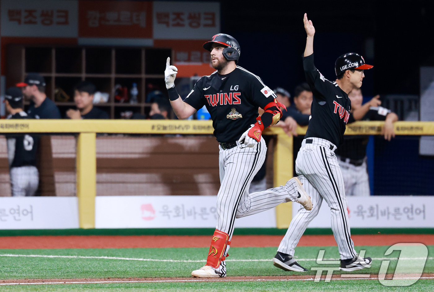 (서울=뉴스1) 이호윤 기자 = 2일 서울 구로구 고척스카이돔에서 열린 '2026 신한은행 SOL KBO리그' LG 트윈스와 키움 히어로즈의 경기, 5회초 1사 상황에서 LG 오스 …
