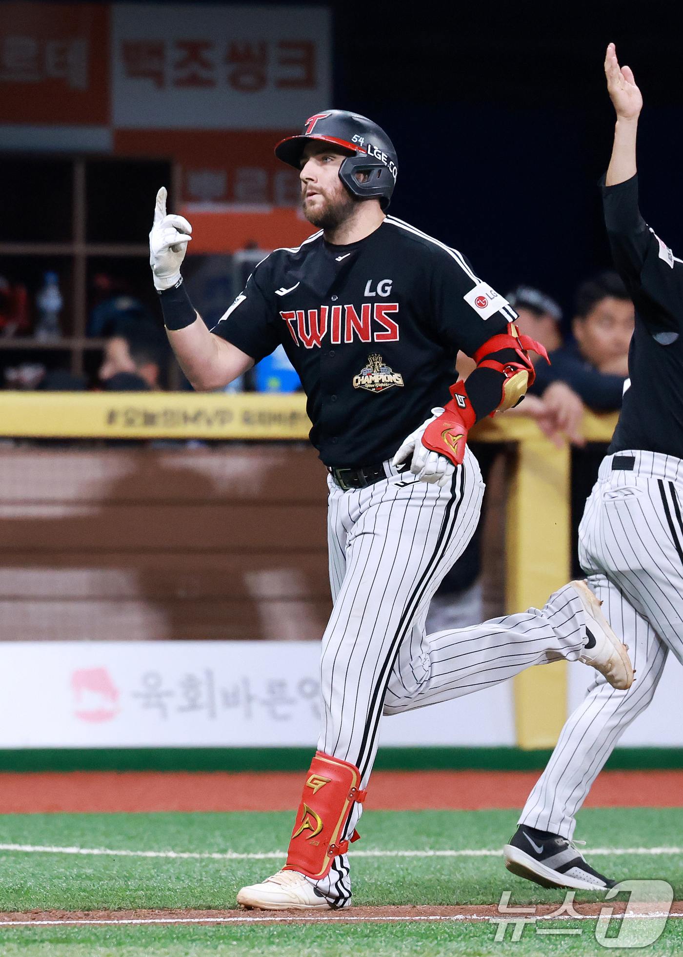 (서울=뉴스1) 이호윤 기자 = 2일 서울 구로구 고척스카이돔에서 열린 '2026 신한은행 SOL KBO리그' LG 트윈스와 키움 히어로즈의 경기, 5회초 1사 상황에서 LG 오스 …