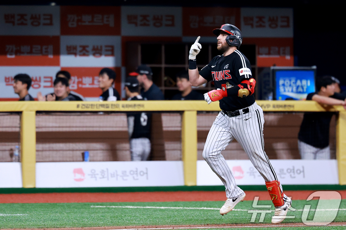 (서울=뉴스1) 이호윤 기자 = 2일 서울 구로구 고척스카이돔에서 열린 '2026 신한은행 SOL KBO리그' LG 트윈스와 키움 히어로즈의 경기, 5회초 1사 상황에서 LG 오스 …