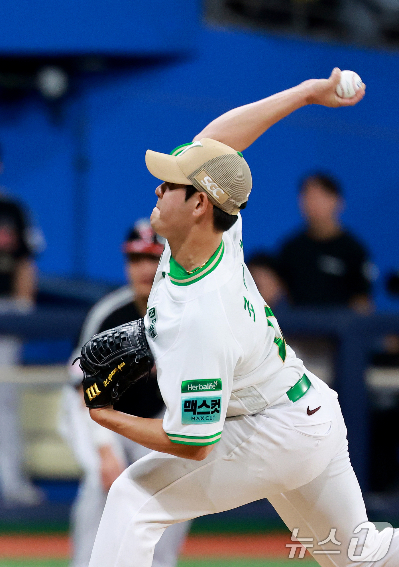(서울=뉴스1) 이호윤 기자 = 2일 서울 구로구 고척스카이돔에서 열린 '2026 신한은행 SOL KBO리그' LG 트윈스와 키움 히어로즈의 경기, 6회초 키움 조영건이 등판해 역 …