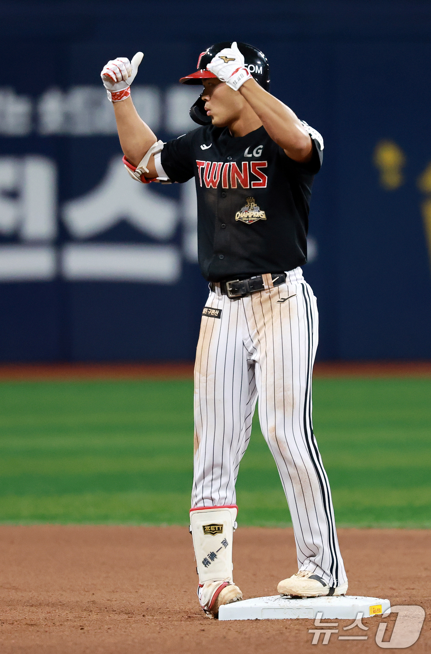 (서울=뉴스1) 이호윤 기자 = 2일 서울 구로구 고척스카이돔에서 열린 '2026 신한은행 SOL KBO리그' LG 트윈스와 키움 히어로즈의 경기, 6회초 무사 2루 상황에서 LG …