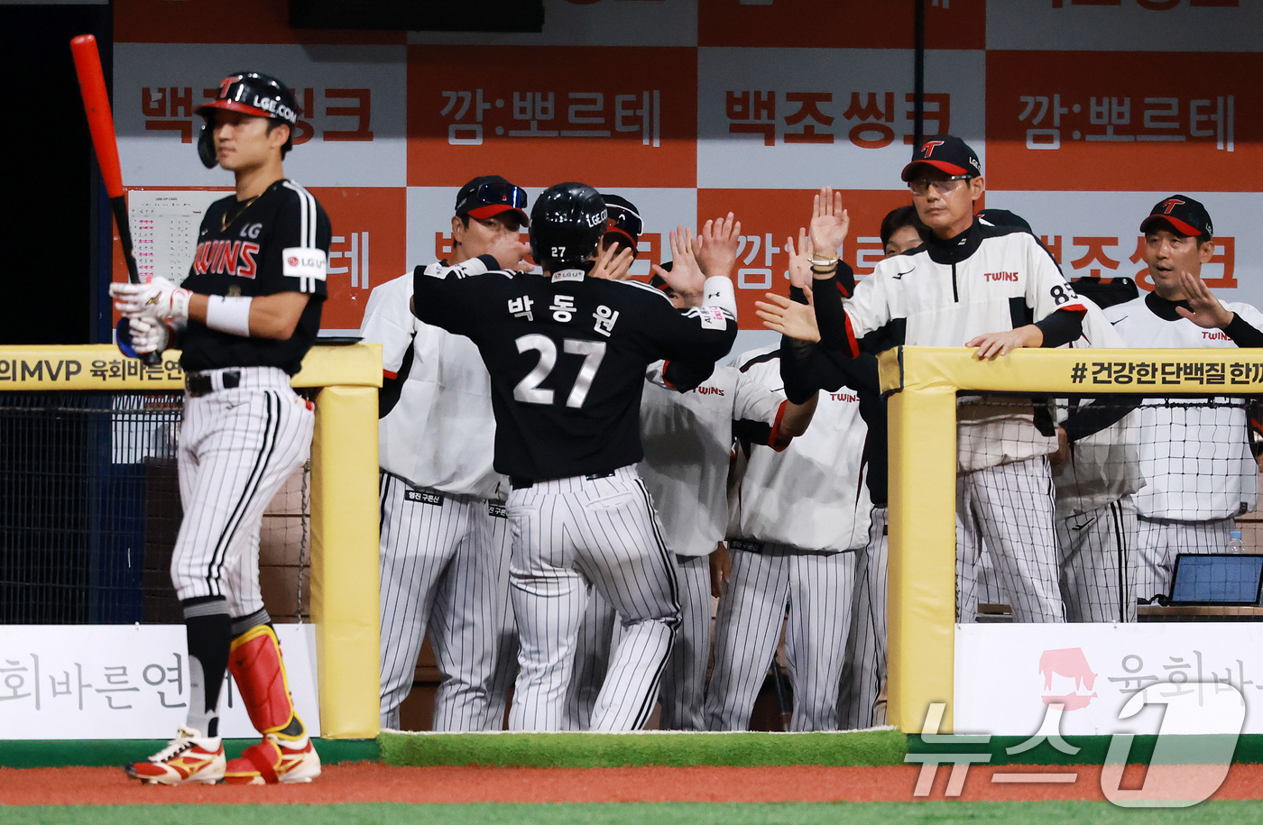 (서울=뉴스1) 이호윤 기자 = 2일 서울 구로구 고척스카이돔에서 열린 '2026 신한은행 SOL KBO리그' LG 트윈스와 키움 히어로즈의 경기, 6회초 무사 2루 상황에서 LG …