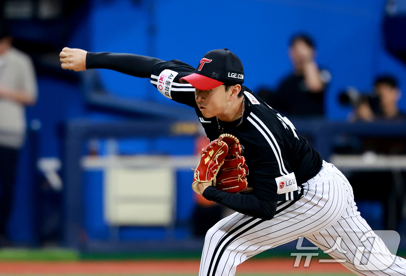 (서울=뉴스1) 이호윤 기자 = 2일 서울 구로구 고척스카이돔에서 열린 '2026 신한은행 SOL KBO리그' LG 트윈스와 키움 히어로즈의 경기, 6회말 LG 김진수가 등판해 역 …