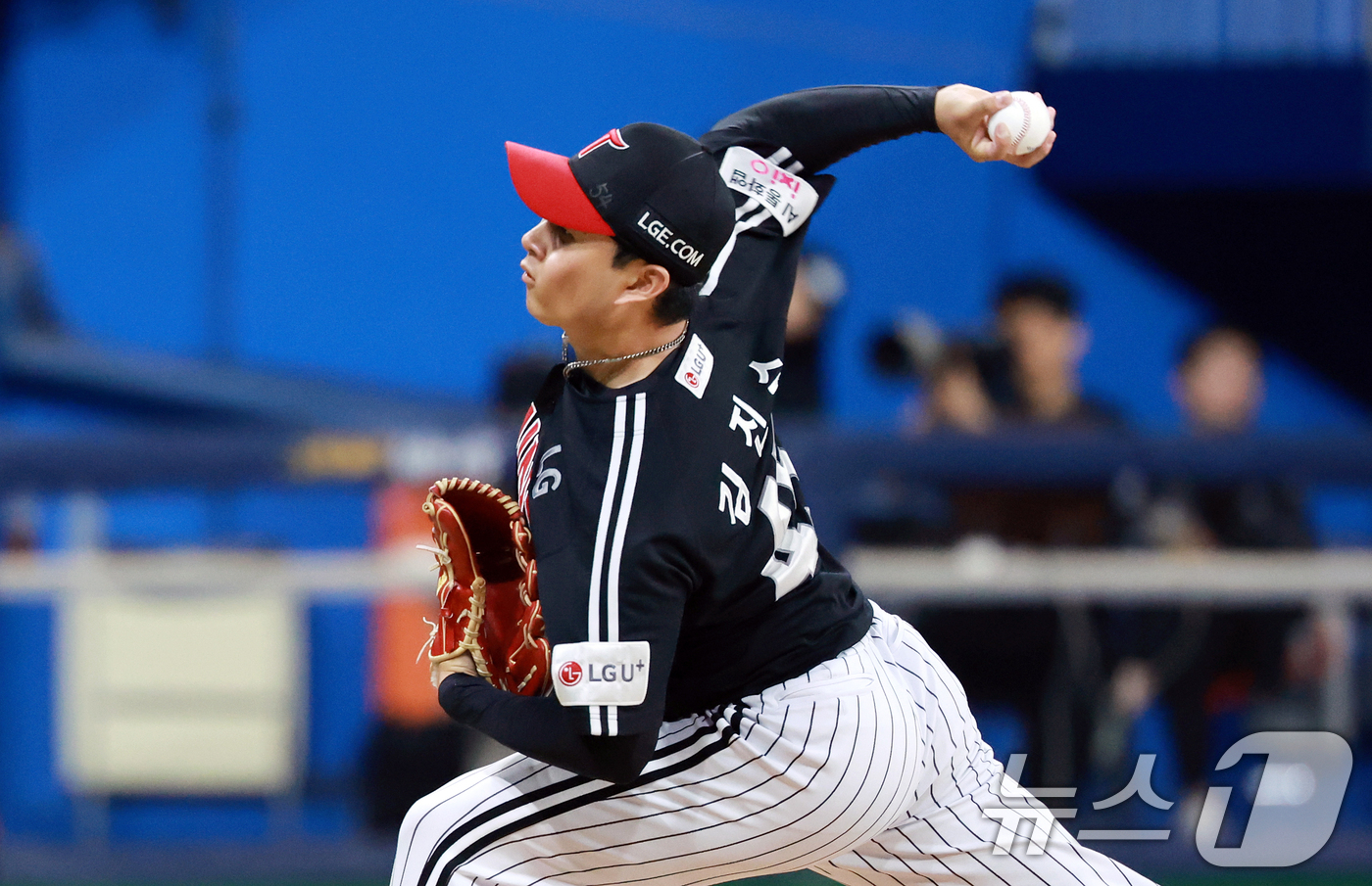 (서울=뉴스1) 이호윤 기자 = 2일 서울 구로구 고척스카이돔에서 열린 '2026 신한은행 SOL KBO리그' LG 트윈스와 키움 히어로즈의 경기, 6회말 LG 김진수가 등판해 역 …