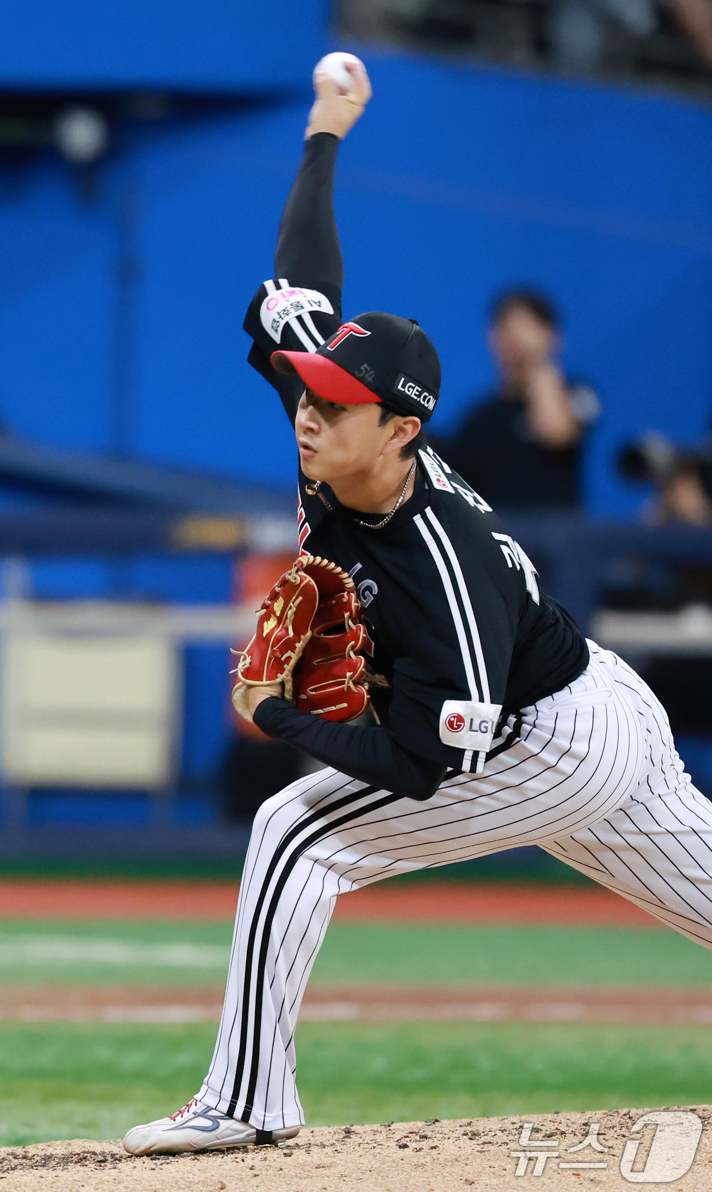 (서울=뉴스1) 이호윤 기자 = 2일 서울 구로구 고척스카이돔에서 열린 '2026 신한은행 SOL KBO리그' LG 트윈스와 키움 히어로즈의 경기, 6회말 LG 김진수가 등판해 역 …