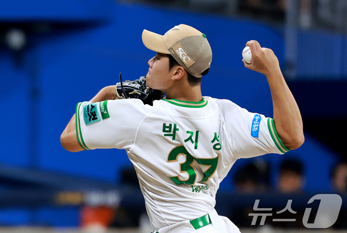 (서울=뉴스1) 이호윤 기자 = 2일 서울 구로구 고척스카이돔에서 열린 '2026 신한은행 SOL KBO리그' LG 트윈스와 키움 히어로즈의 경기, 7회초 키움 박지성이 등판해 역 …