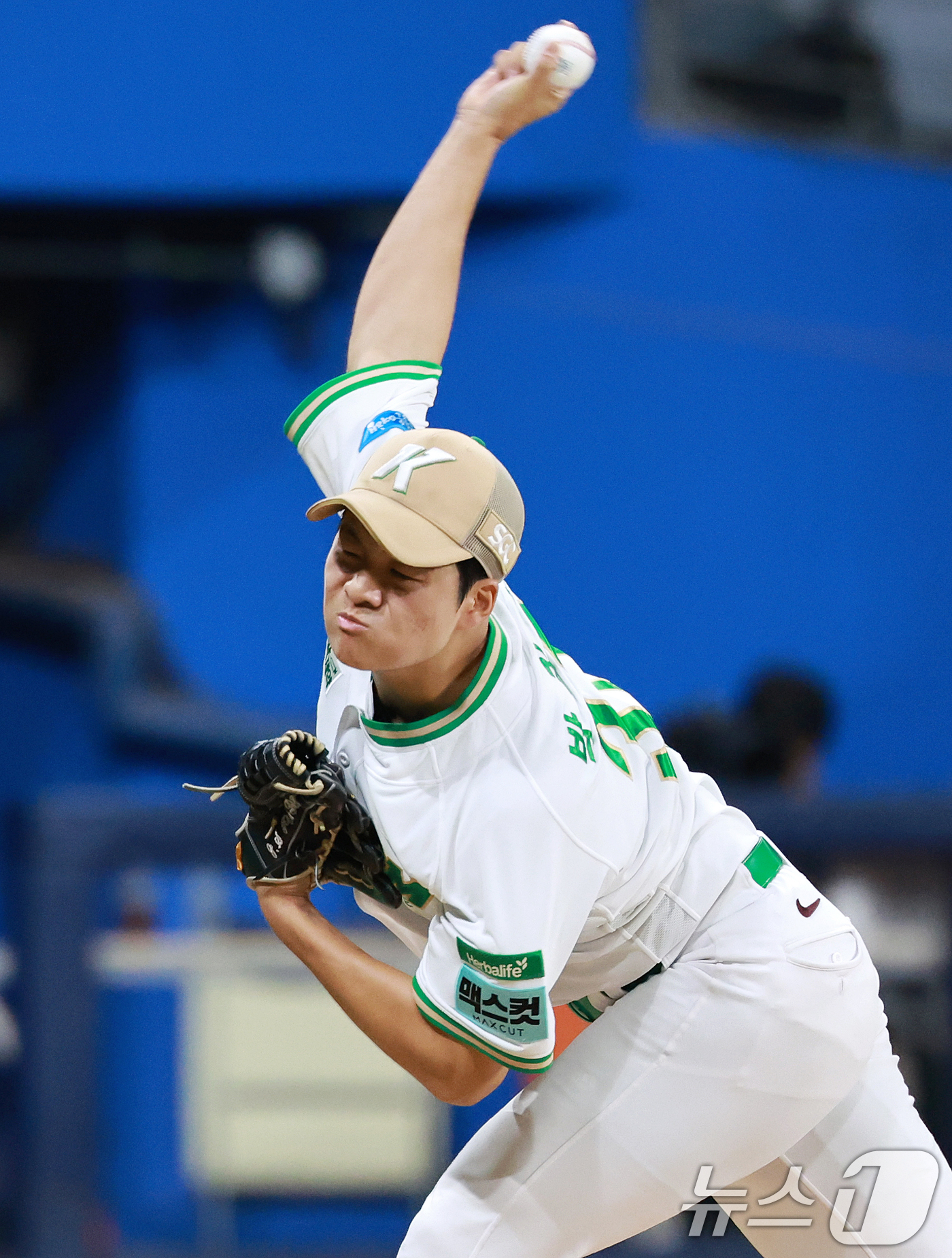 (서울=뉴스1) 이호윤 기자 = 2일 서울 구로구 고척스카이돔에서 열린 '2026 신한은행 SOL KBO리그' LG 트윈스와 키움 히어로즈의 경기, 7회초 키움 박지성이 등판해 역 …