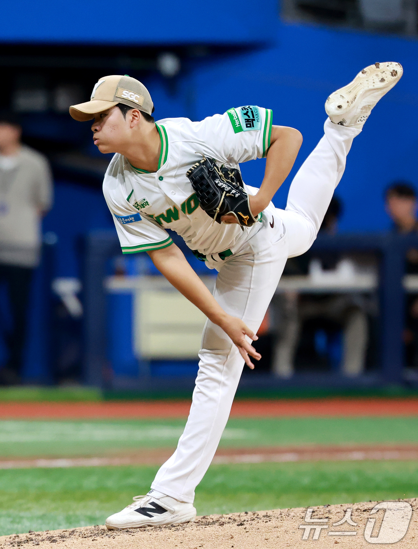(서울=뉴스1) 이호윤 기자 = 2일 서울 구로구 고척스카이돔에서 열린 '2026 신한은행 SOL KBO리그' LG 트윈스와 키움 히어로즈의 경기, 7회초 키움 박지성이 등판해 역 …