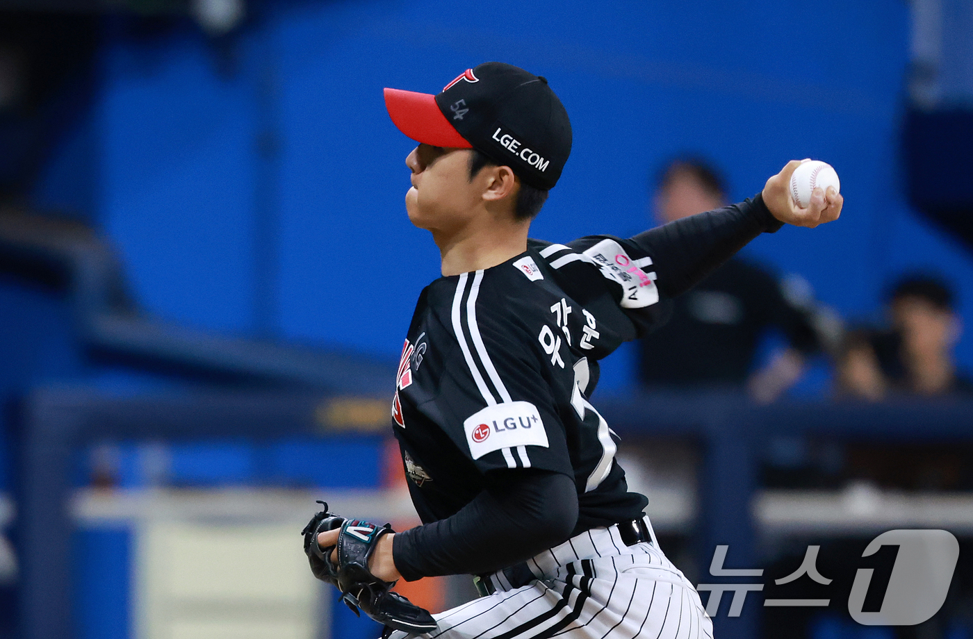 (서울=뉴스1) 이호윤 기자 = 2일 서울 구로구 고척스카이돔에서 열린 '2026 신한은행 SOL KBO리그' LG 트윈스와 키움 히어로즈의 경기, 7회말 LG 우강훈이 등판해 역 …