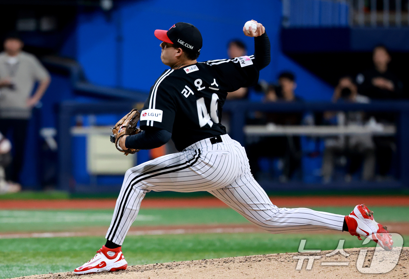 (서울=뉴스1) 이호윤 기자 = 2일 서울 구로구 고척스카이돔에서 열린 '2026 신한은행 SOL KBO리그' LG 트윈스와 키움 히어로즈의 경기, 8회말 LG 리오스가 등판해 역 …