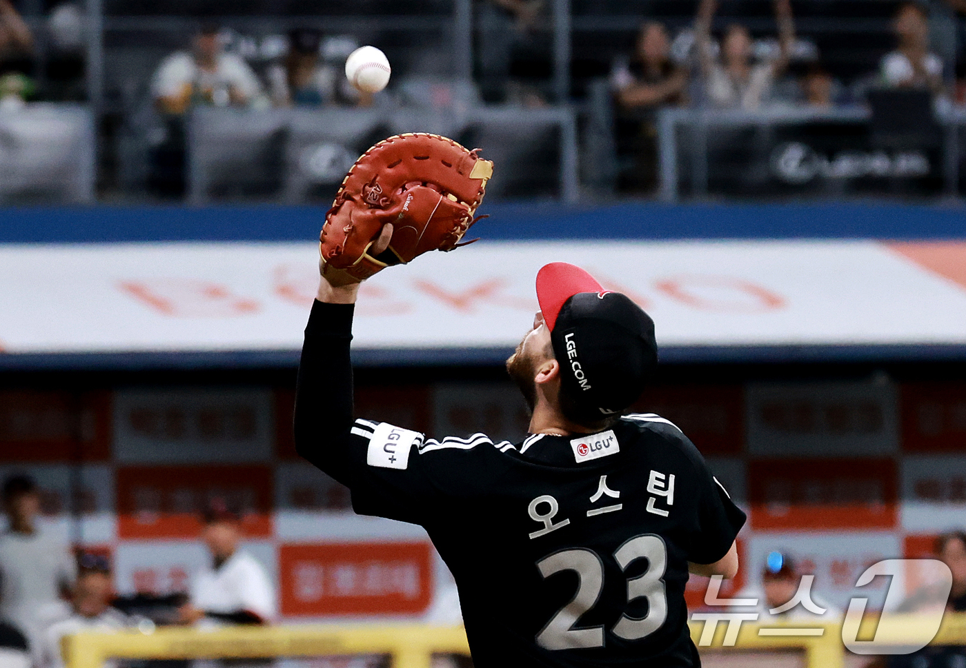 (서울=뉴스1) 이호윤 기자 = 2일 서울 구로구 고척스카이돔에서 열린 '2026 신한은행 SOL KBO리그' LG 트윈스와 키움 히어로즈의 경기, 8회말 LG 오스틴이 2사 상황 …