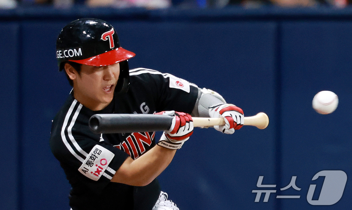 (서울=뉴스1) 이호윤 기자 = 2일 서울 구로구 고척스카이돔에서 열린 '2026 신한은행 SOL KBO리그' LG 트윈스와 키움 히어로즈의 경기, 9회초 무사 1루 상황에서 LG …