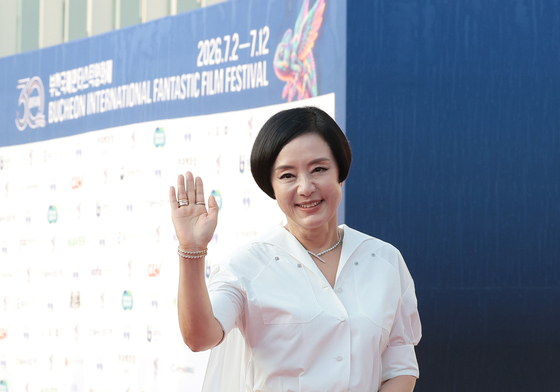 레드카펫 밟는 장미희 조직위원장