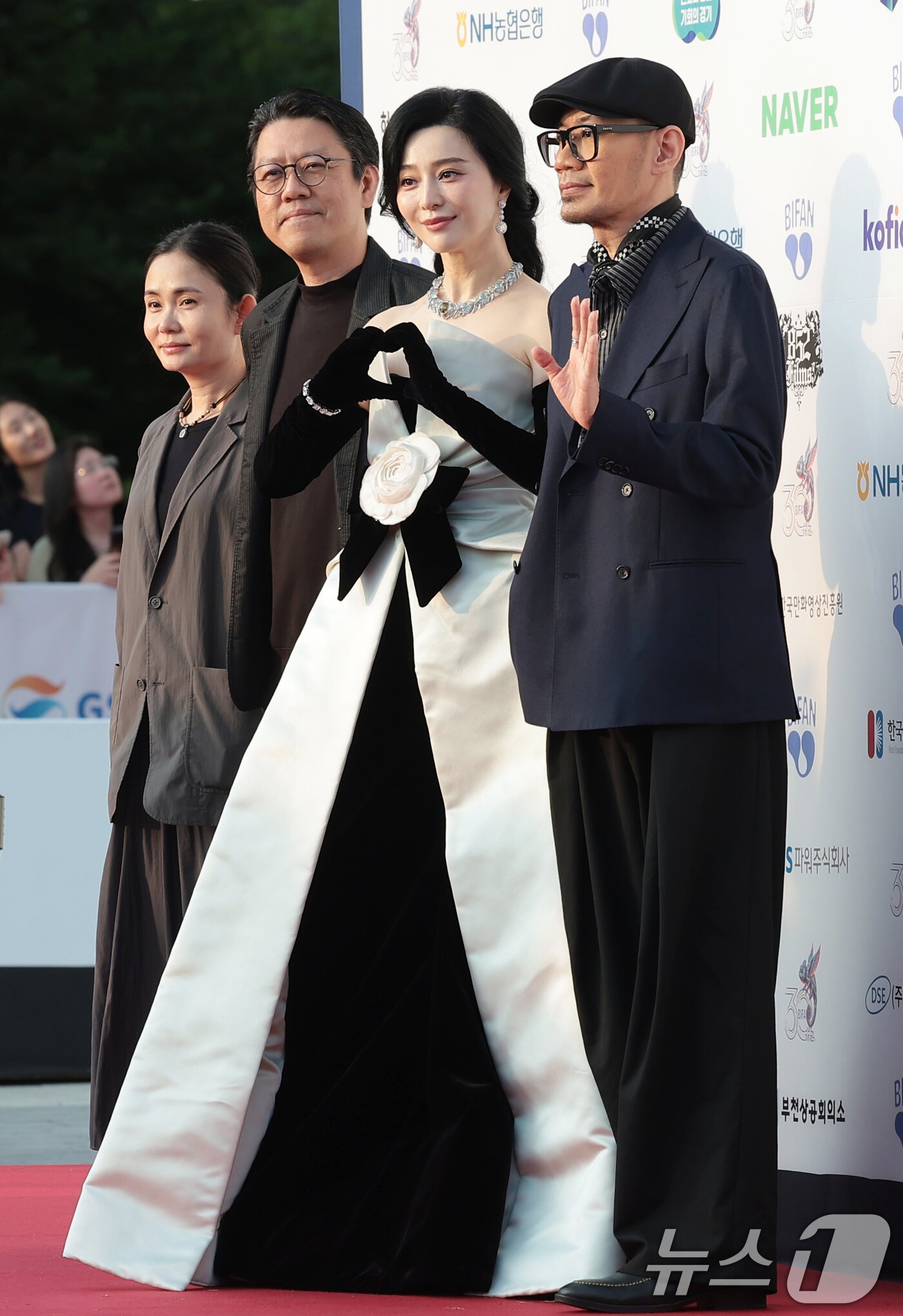 본문 이미지 - '마더 부미' 주역 조이 텡 PD, 웡 큐 순 PD, 배우 판빙빙, 총 킷 옹 감독이 2일 오후 경기도 부천시청에서 열린 제30회 부천국제판타스틱영화제 참석해 포즈를 취하고 있다. ⓒ 뉴스1 권현진 기자