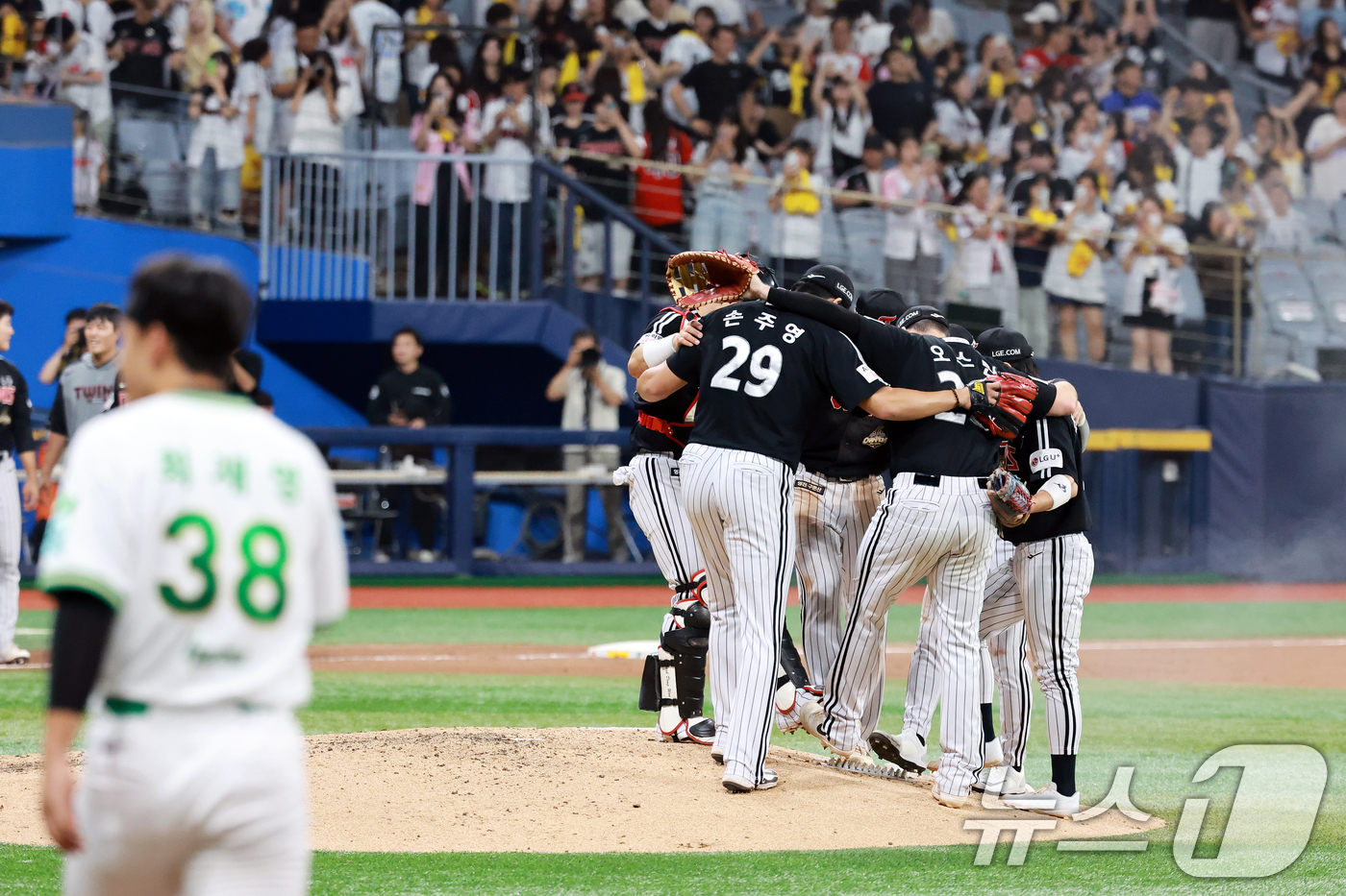 (서울=뉴스1) 이호윤 기자 = 2일 서울 구로구 고척스카이돔에서 열린 '2026 신한은행 SOL KBO리그' LG 트윈스와 키움 히어로즈의 경기에서 7-5로 승리를 거둔 LG 선 …