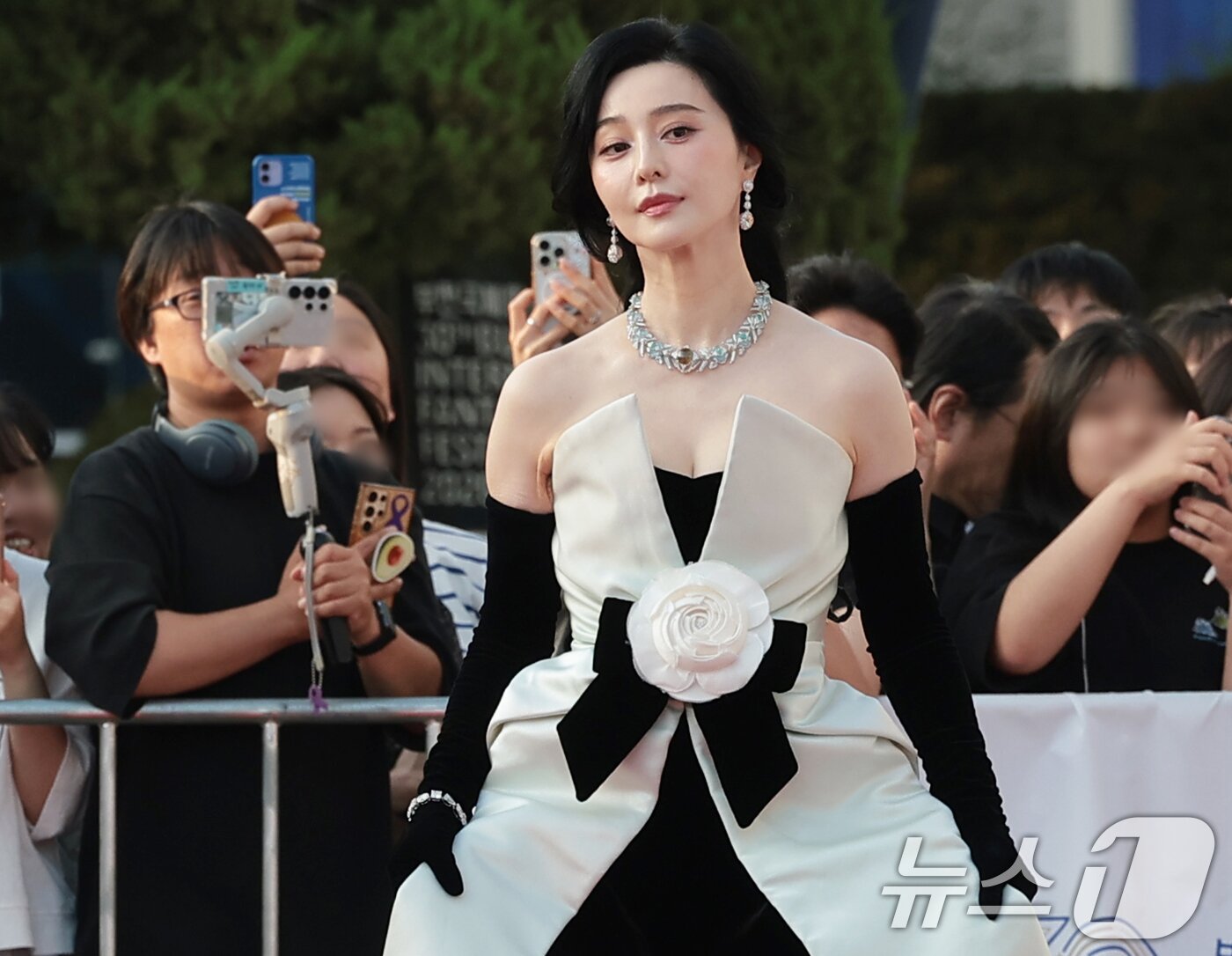본문 이미지 - 배우 판빙빙이 2일 오후 경기도 부천시청에서 열린 제30회 부천국제판타스틱영화제 참석해 레드카펫을 밟고 있다. ⓒ 뉴스1 권현진 기자