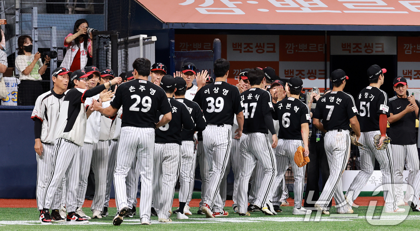 (서울=뉴스1) 이호윤 기자 = 2일 서울 구로구 고척스카이돔에서 열린 '2026 신한은행 SOL KBO리그' LG 트윈스와 키움 히어로즈의 경기에서 7-5로 승리를 거둔 LG 선 …