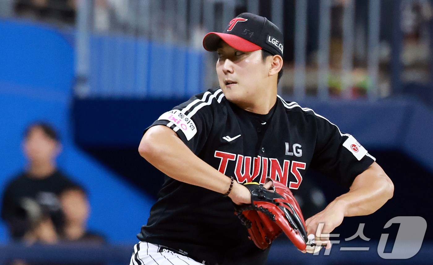(서울=뉴스1) 이호윤 기자 = 2일 서울 구로구 고척스카이돔에서 열린 '2026 신한은행 SOL KBO리그' LG 트윈스와 키움 히어로즈의 경기, 9회말 마무리 투수로 등판한 L …