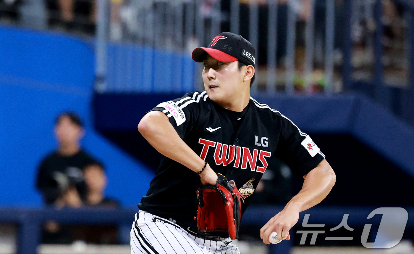 (서울=뉴스1) 이호윤 기자 = 2일 서울 구로구 고척스카이돔에서 열린 '2026 신한은행 SOL KBO리그' LG 트윈스와 키움 히어로즈의 경기, 9회말 마무리 투수로 등판한 L …