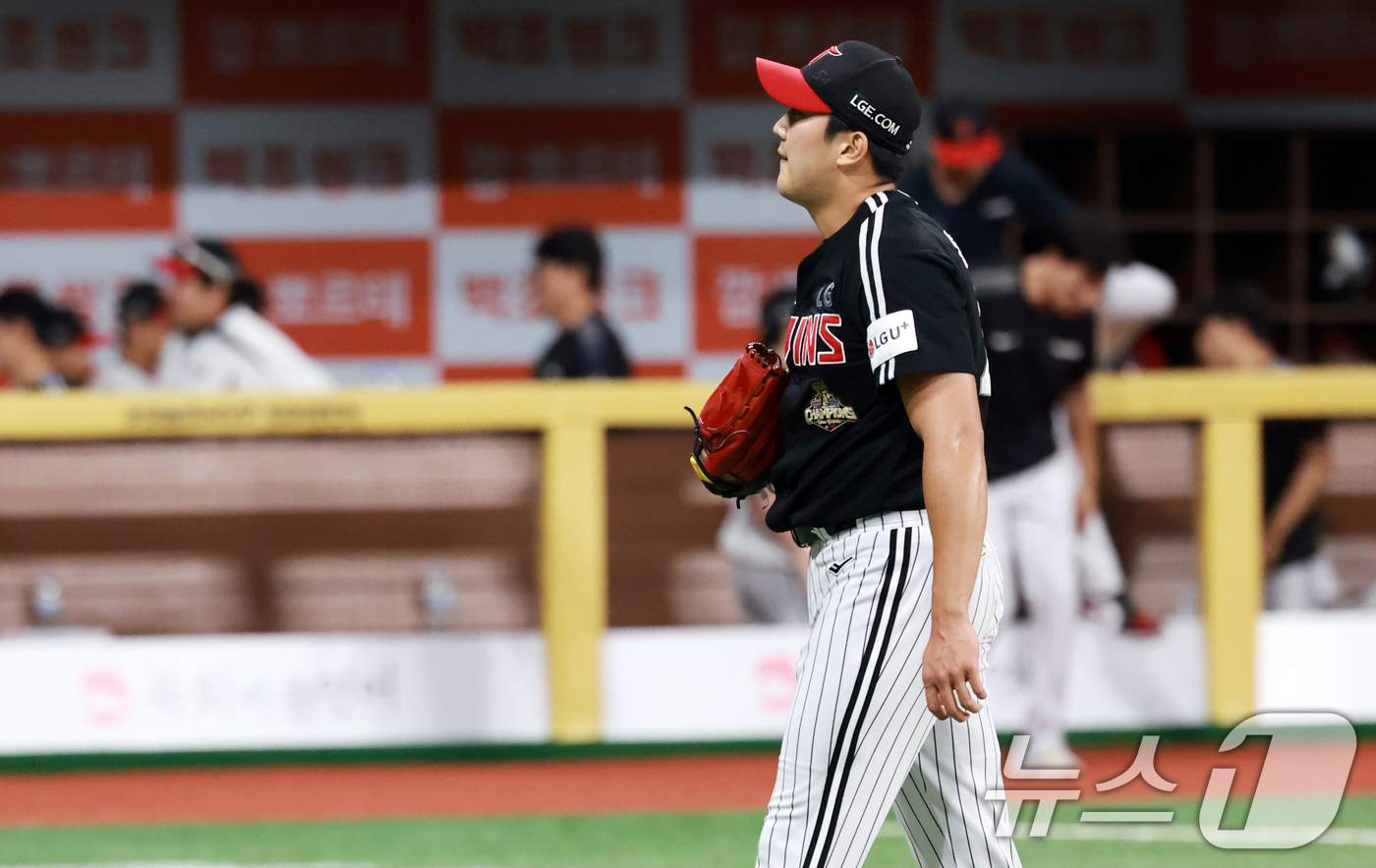 (서울=뉴스1) 이호윤 기자 = LG 손주영이 2일 서울 구로구 고척스카이돔에서 열린 '2026 신한은행 SOL KBO리그' LG 트윈스와 키움 히어로즈의 경기에서 7-5로 승리를 …