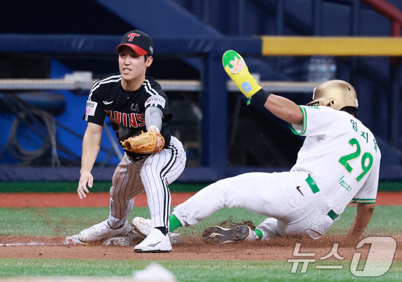(서울=뉴스1) 이호윤 기자 = 2일 서울 구로구 고척스카이돔에서 열린 '2026 신한은행 SOL KBO리그' LG 트윈스와 키움 히어로즈의 경기, 9회말 무사 1,2루 상황에서 …