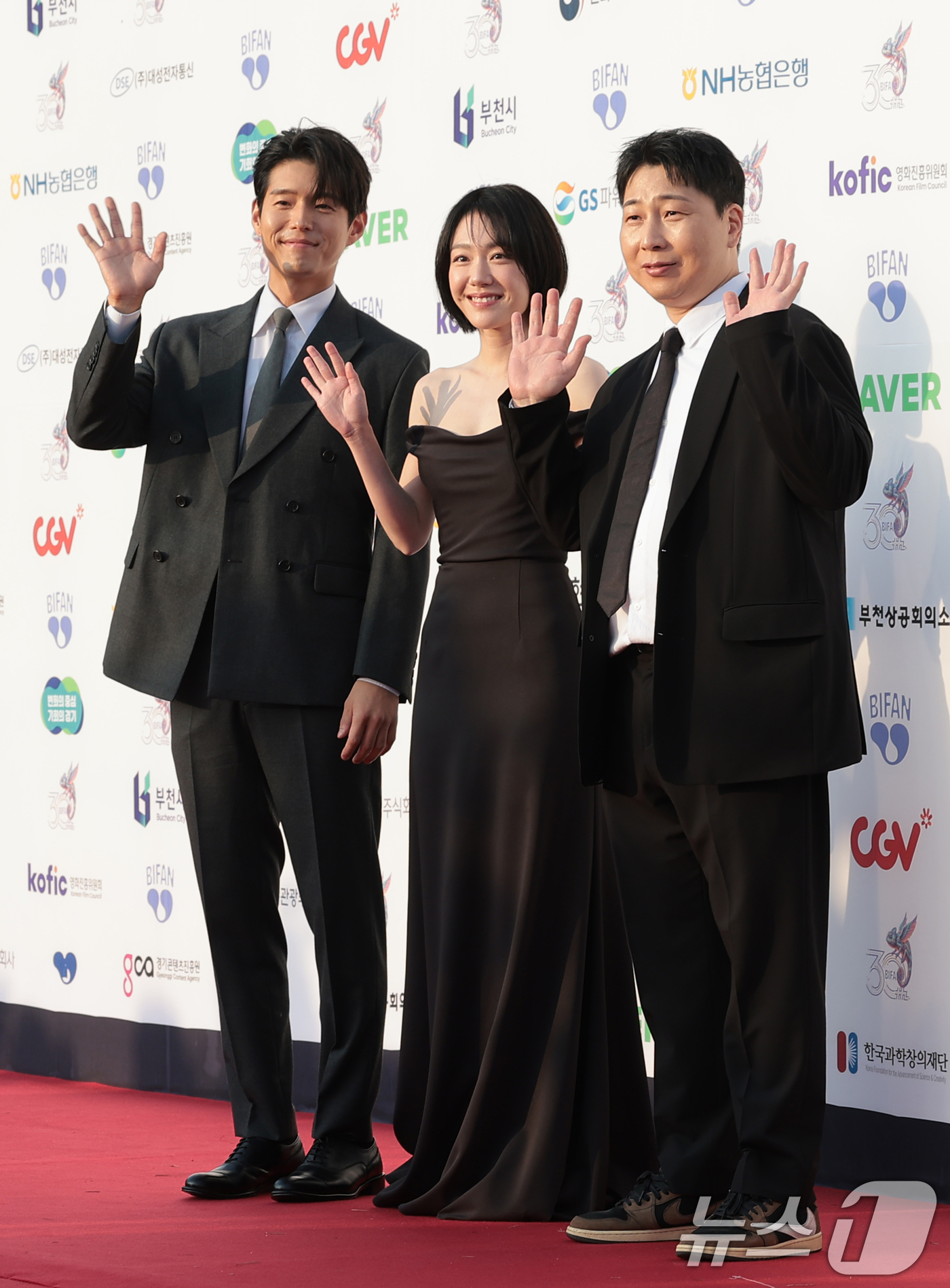 (부천=뉴스1) 권현진 기자 = '잔칫날' 배우 하준(왼쪽부터)과 소주연, 김록경 감독이 2일 오후 경기도 부천시청에서 열린 제30회 부천국제판타스틱영화제 참석해 포즈를 취하고 있 …