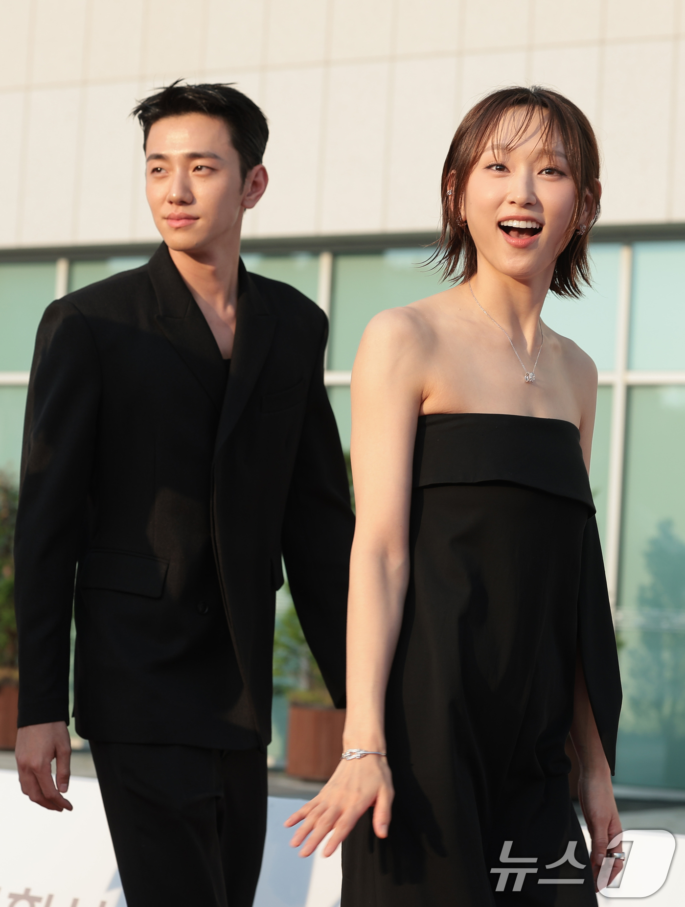 (부천=뉴스1) 권현진 기자 = 배우 남윤수와 류혜영(오른쪽)이 2일 오후 경기도 부천시청에서 열린 제30회 부천국제판타스틱영화제 참석해 레드카펫을 밟고 있다. 2026.7.2/뉴 …