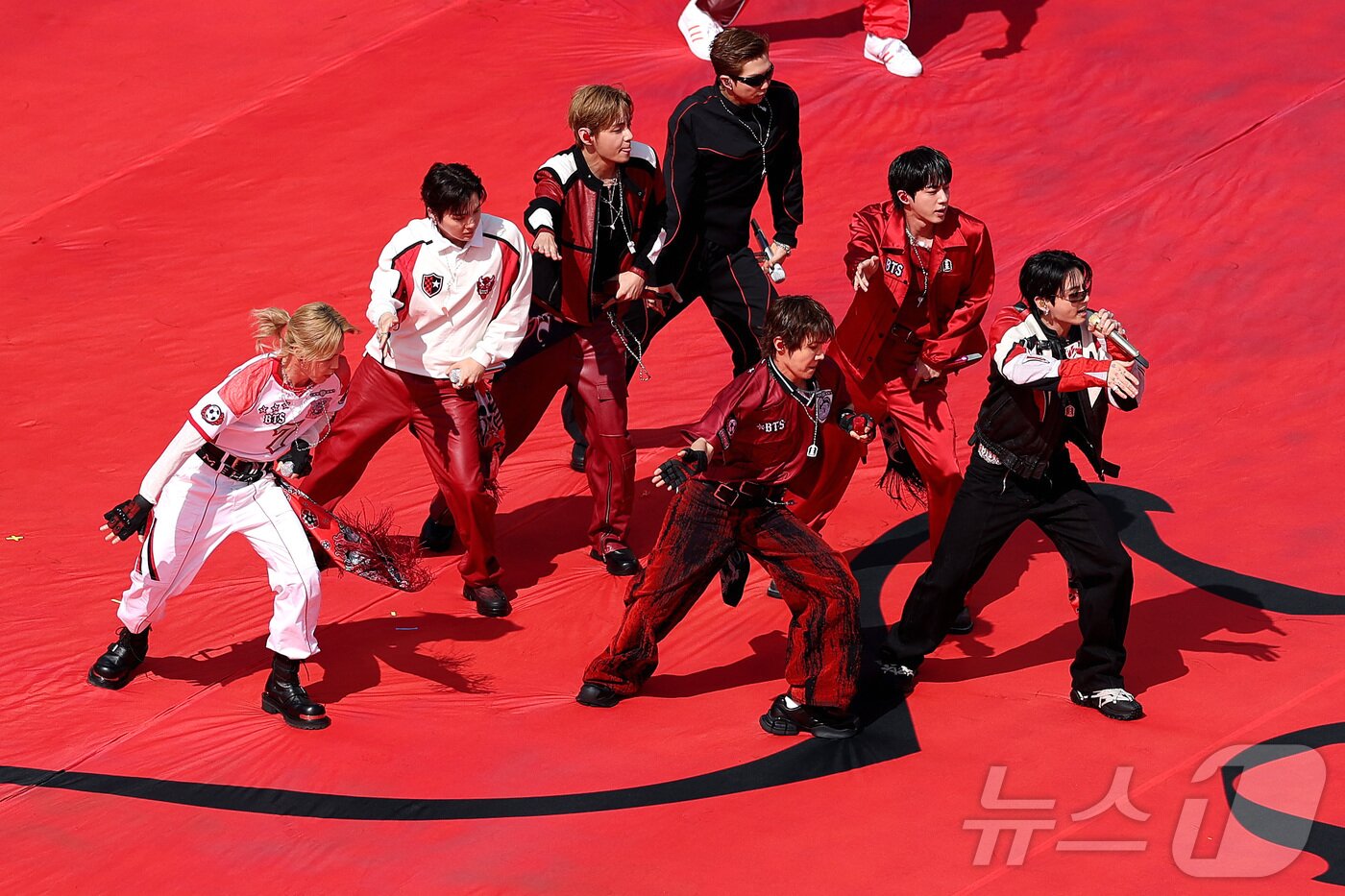 본문 이미지 - 월드컵 하프타임쇼에 등장한 방탄소년단 ⓒ AFP=뉴스1