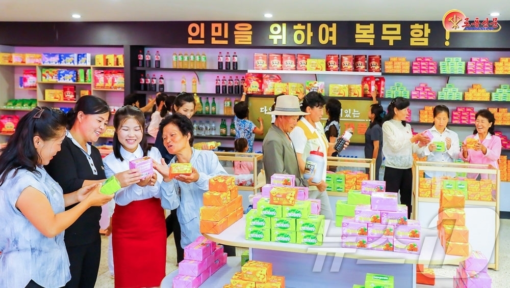 (평양 노동신문=뉴스1) = 북한 노동당 기관지 노동신문은 20일 정평군 지방공업공장과 공장에서 생산되는 제품들을 소개했다. 신문은 "종합상점에 들어서니 금진, 고성령, 동백 상표 …
