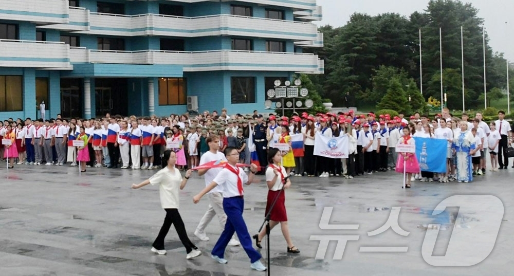 (평양 노동신문=뉴스1) = 북한 노동당 기관지 노동신문은 20일 '송도원친선야영-2026' 개막모임 소식을 전했다.  신문은 "송도원국제소년단야영소에서 진행되는 이번 친선야영에는 …