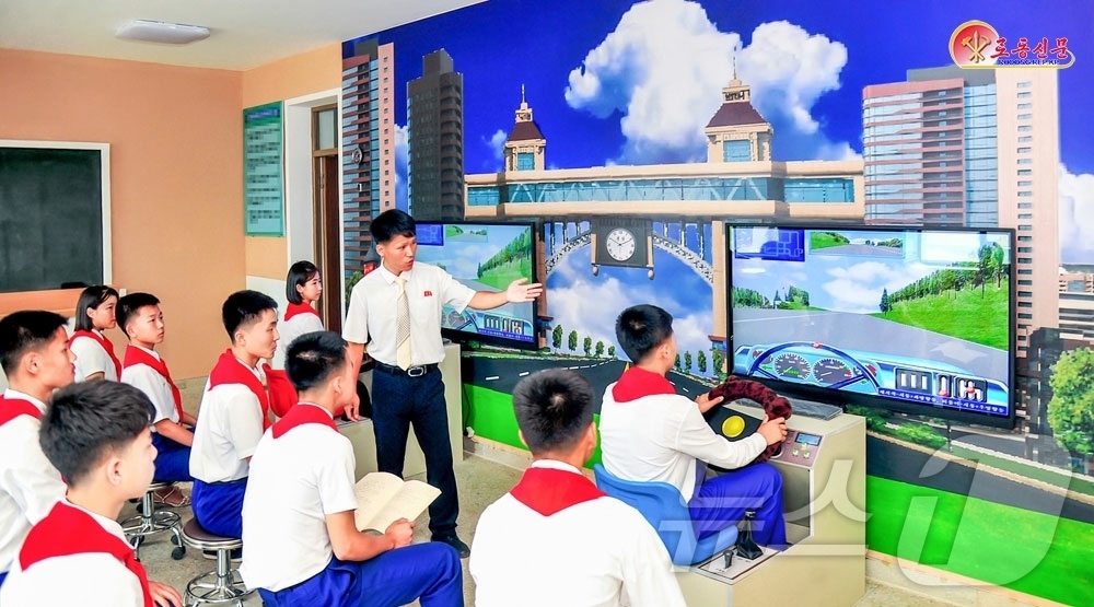 (평양 노동신문=뉴스1) = 북한 노동당 기관지 노동신문은 20일 여러 지역의 학교에서 교육방법 개선 사업이 진행되고 있다며 '화성구역 청계2고급중학교'에서 새로운 교육법으로 학습 …
