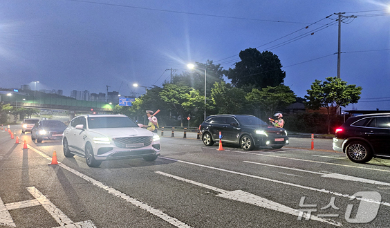 (대전=뉴스1) 이동원 기자 = 대전경찰청과 대전자치경찰위원회는 본격적인 여름 휴가철을 맞아 지난 16일 야간에 고속도로 진출입로와 번화가 주변에서 경찰 기동대와 합동으로 대대적인 …