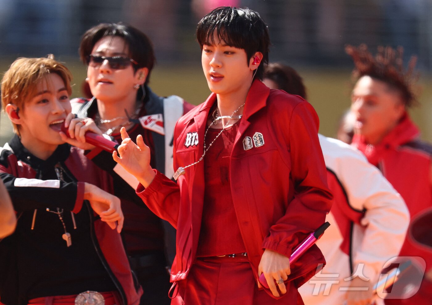 본문 이미지 - 방탄소년단(BTS)이 19일(현지시간) 뉴욕 뉴저지 스타디움에서 열린 2026 FIFA 월드컵 결승전 스페인과 아르헨티나의 경기 하프타임 쇼에서 공연하고 있다. ⓒ 로이터=뉴스1