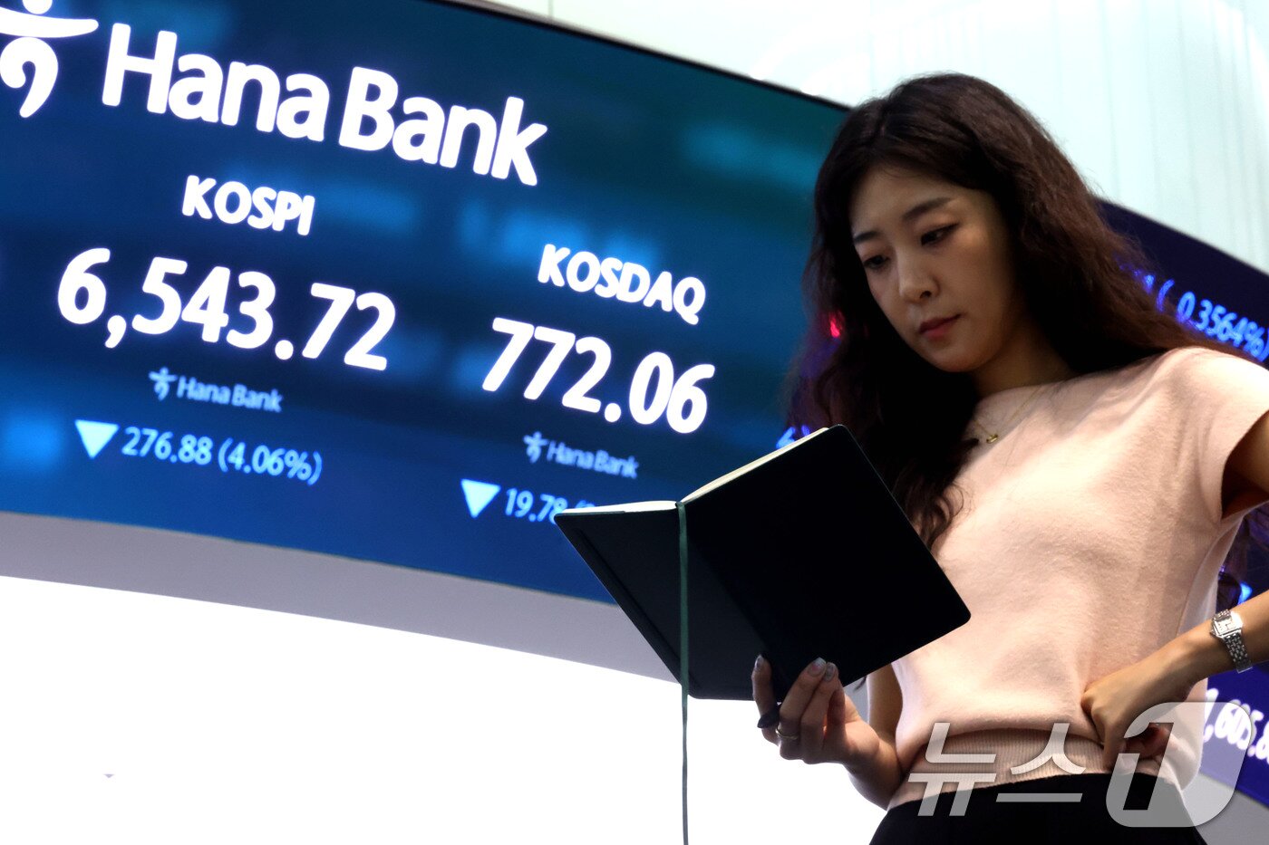 본문 이미지 - 코스피 지수가 급락 출발한 20일 오전 서울 중구 하나은행 딜링룸 현황판에 전장대비 276.88포인트(4.06%)하락한 6,543.72를 나타내고 있다. 2026.7.20 ⓒ 뉴스1 이광호 기자