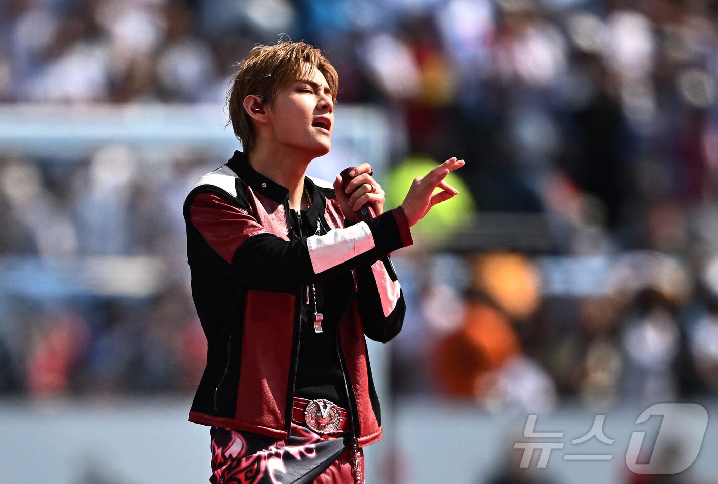 본문 이미지 - 방탄소년단(BTS)의 뷔가 19일(현지시간) 뉴욕 뉴저지 스타디움에서 열린 2026 FIFA 월드컵 결승전 스페인과 아르헨티나의 경기 하프타임 쇼에서 공연하고 있다. ⓒ 로이터=뉴스1