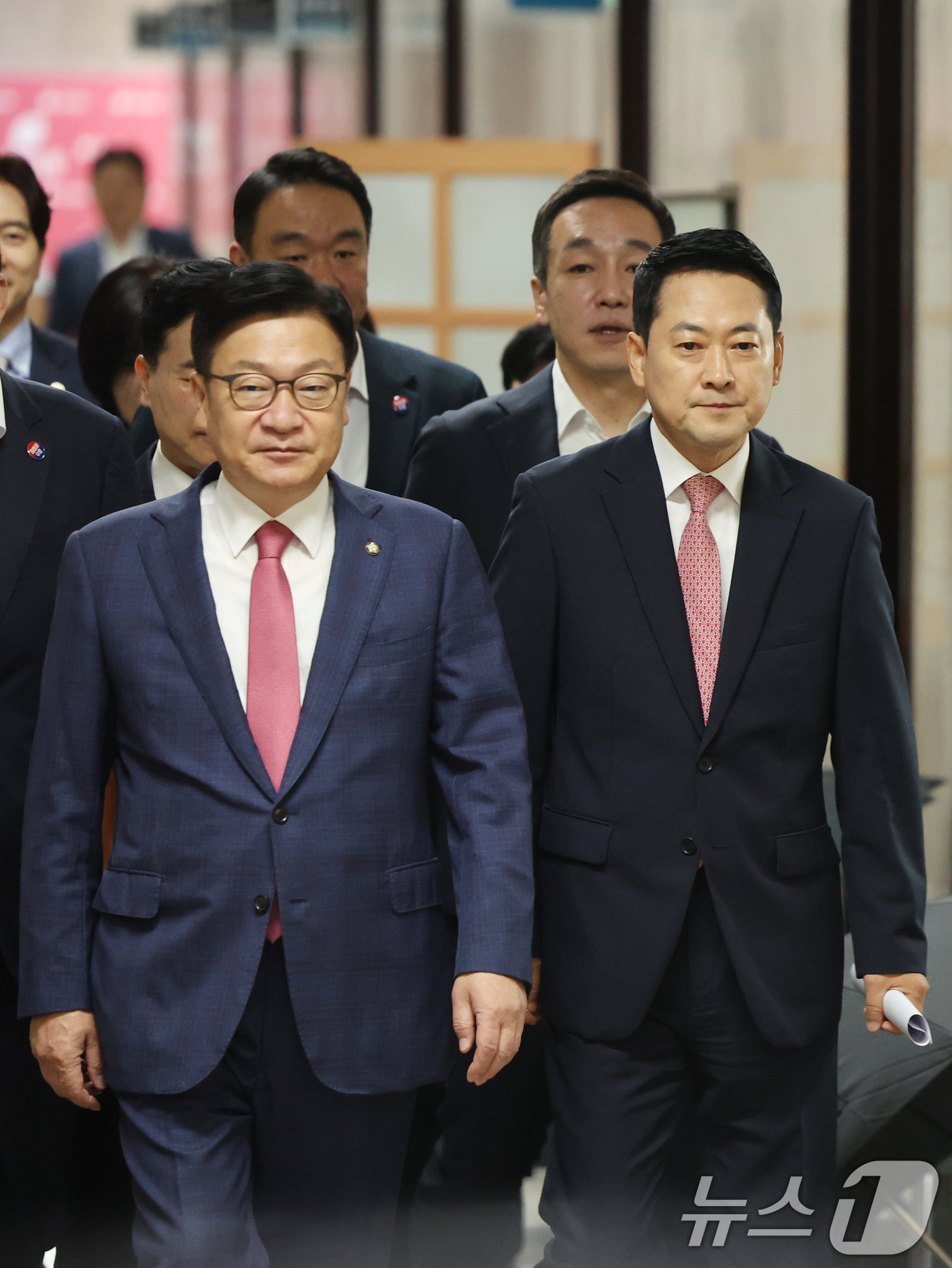 (서울=뉴스1) 황기선 기자 = 국민의힘 장동혁 대표와 정점식 원내대표가 20일 오전 서울 여의도 국회세어 열린 최고위원회의에 참석하고 있다.  2026.7.20/뉴스1