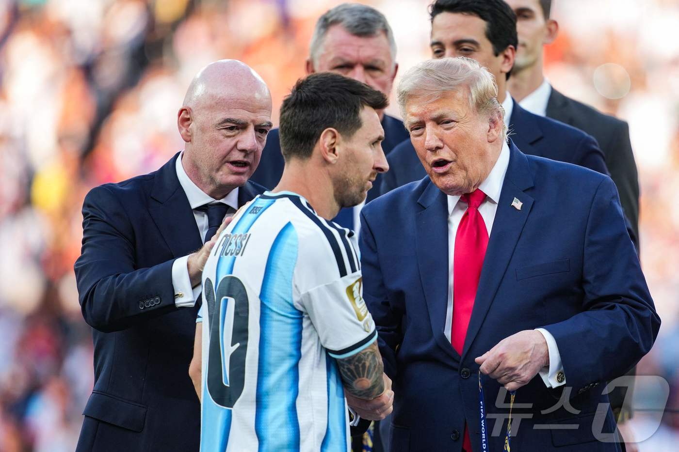 본문 이미지 - 19일(현지시간) FIFA 회장 잔니 인판티노와 미국 대통령 도널드 트럼프가 뉴저지주 이스트 러더퍼드에 위치한 뉴욕 뉴저지 스타디움에서 열린 2026 FIFA 월드컵 결승전에서 스페인에 패한 아르헨티나의 리오넬 메시에게 준우승 메달을 수여하고 있다. ⓒ AFP=뉴스1