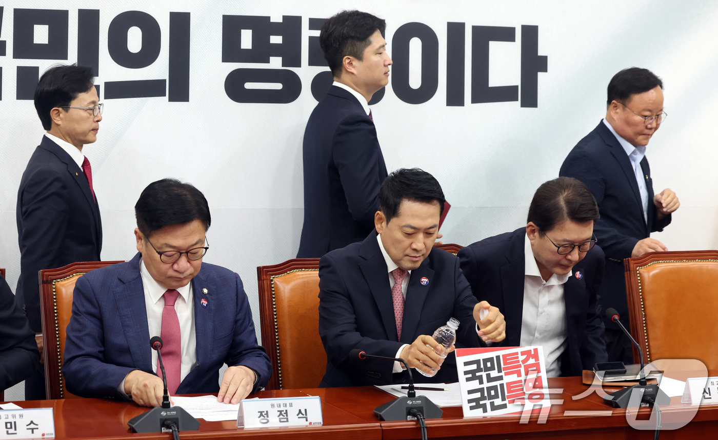 (서울=뉴스1) 황기선 기자 = 국민의힘 장동혁 대표와 정점식 원내대표가 20일 오전 서울 여의도 국회세어 열린 최고위원회의에 자리하고 있다.  2026.7.20/뉴스1